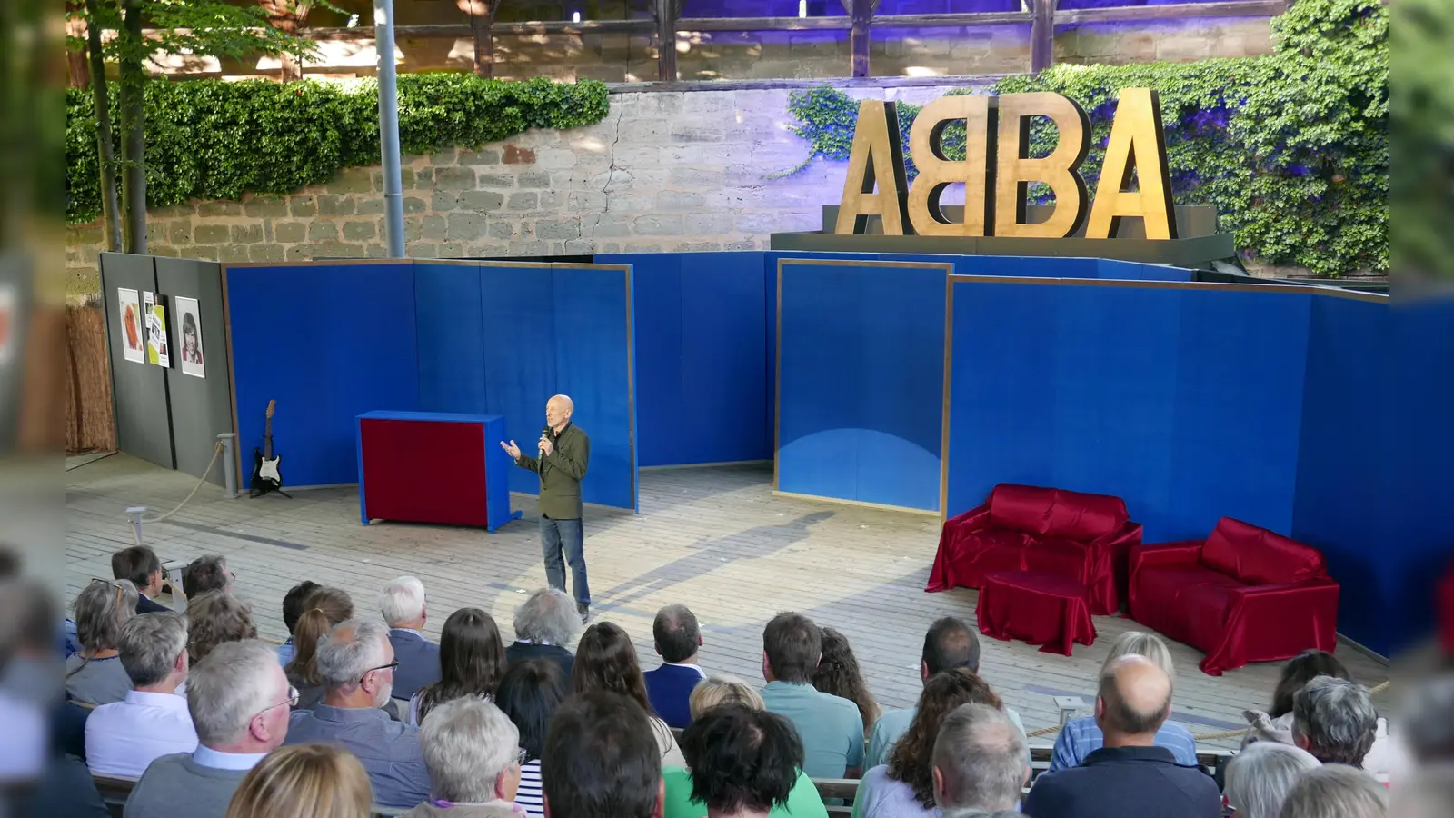 Intendant Peter Cahn eröffnete den Abend und versprach, die Besucherinnen und Besucher in die 1970er- und 1980er-Jahre zu entführen. (Foto: Roman Kocholl)