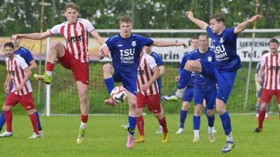 Und jetzt alle hoch das Bein: Arbergs Robin Hilpert sowie die Weigenheimer Julian Reuter und Justus Böhm (von links) wollen den Ball spielen. (Foto: Martin Rügner)