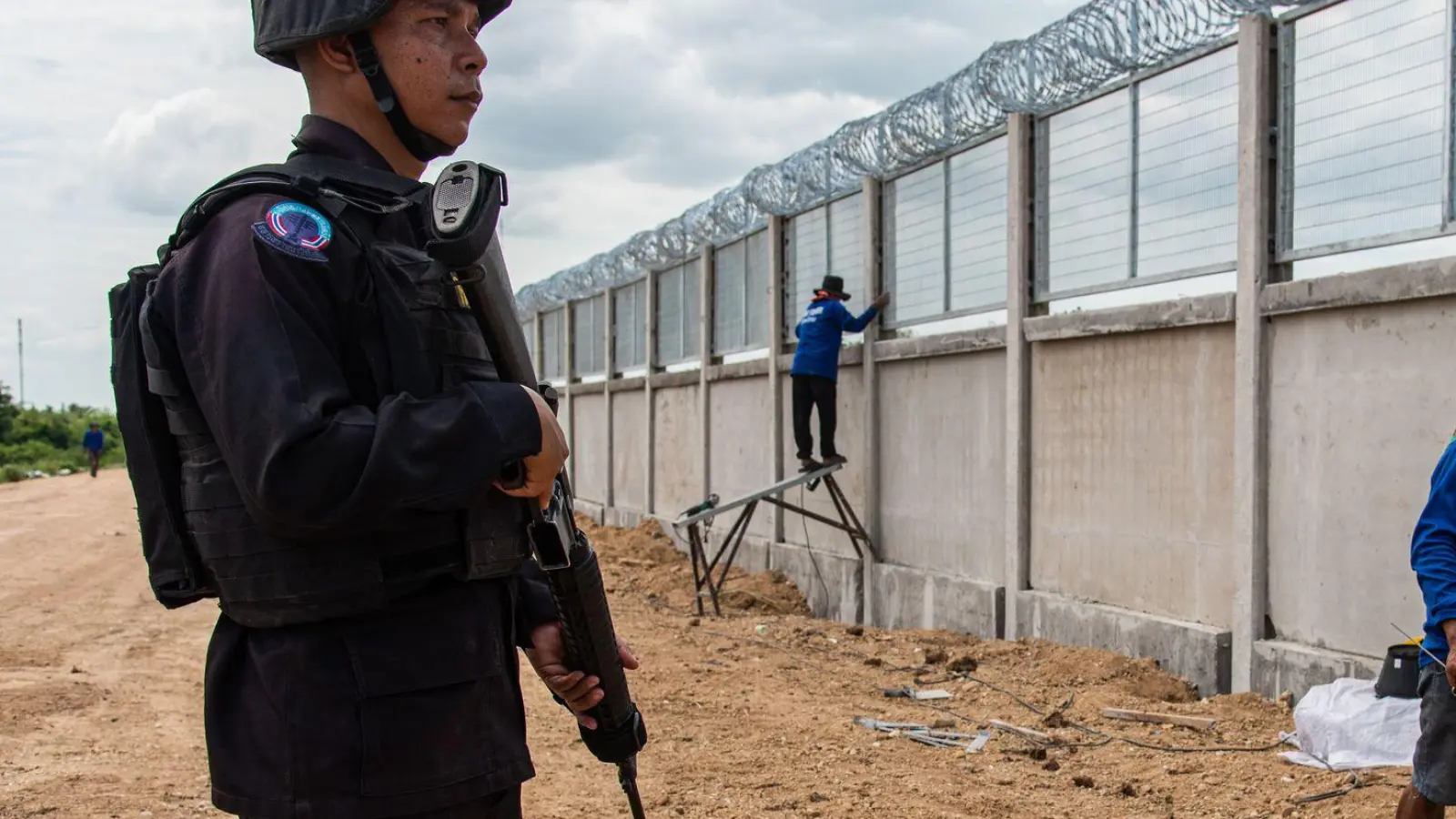 Ein Pilotabschnitt des Grenzzauns ist mittlerweile fertiggestellt. (Foto: Peerapon Boonyakiat/SOPA Images via ZUMA Press Wire/dpa)