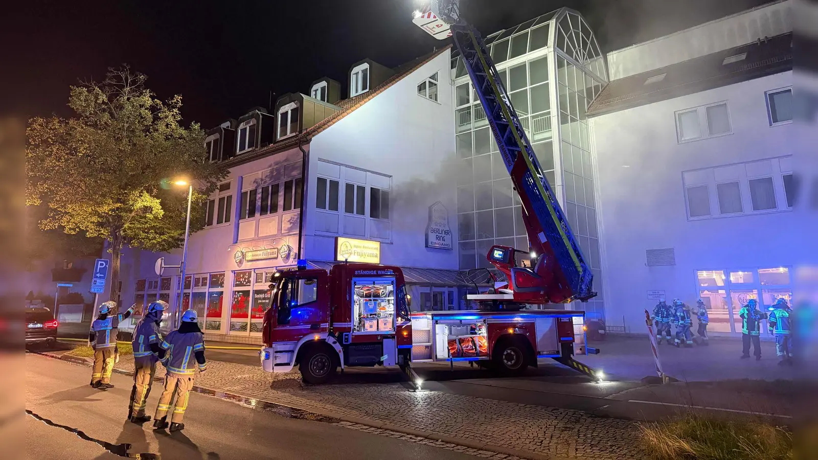 Etwa 150 Einsatzkräfte mit rund 60 Fahrzeugen waren laut einem ILS-Sprecher vor Ort. (Foto: Ferdinand Merzbach/NEWS5/dpa)