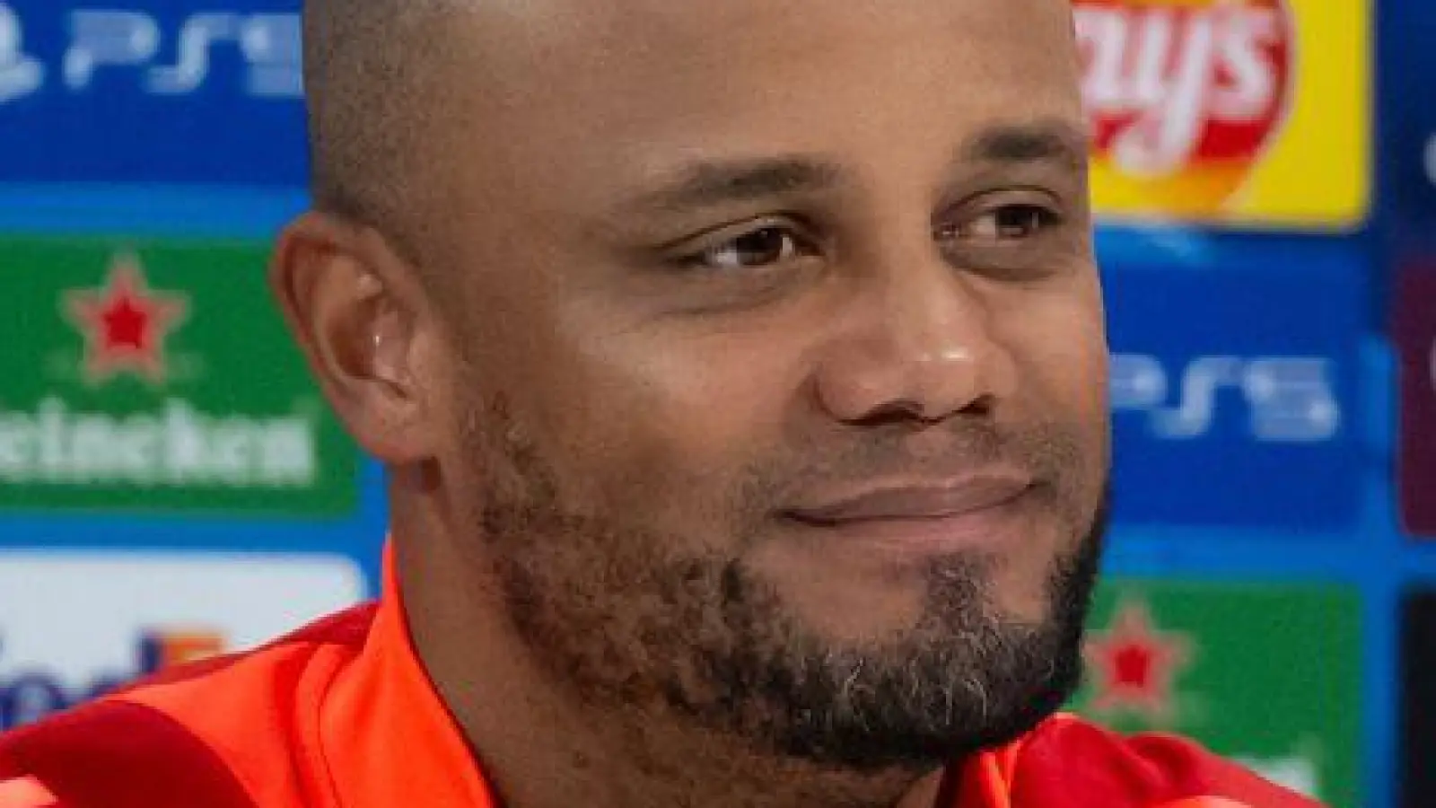 Vincent Kompany beantwortet mal wieder Fragen zum Duo Jamal Musiala und Florian Wirtz. (Foto: Sven Hoppe/dpa)