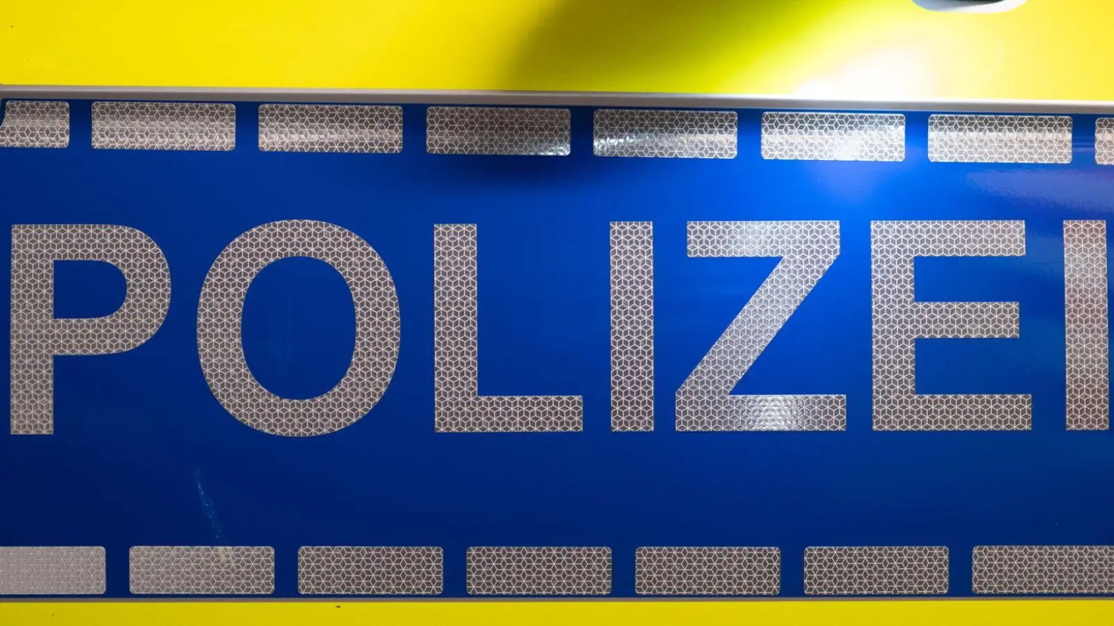 Am Samstagabend musste die Polizei bei einem Streit zwischen einem betrunkenen Paar und zwei Geschwistern eingreifen. (Symbolbild) (Foto: Robert Michael/dpa)