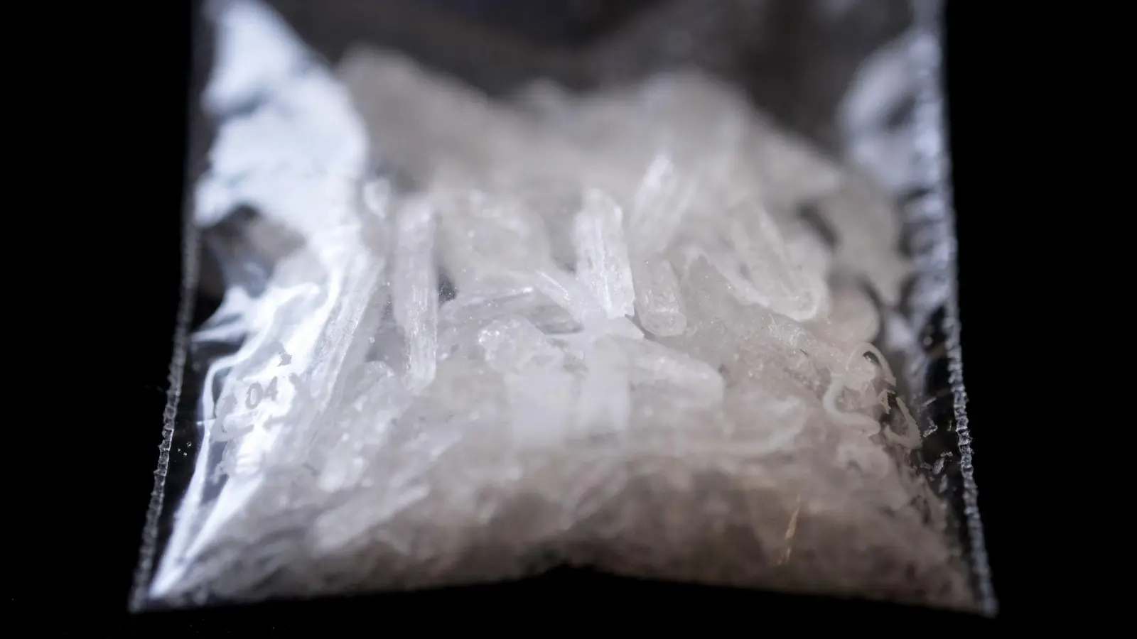 Mit Crystal Meth im Gepäck geriet ein Mann in Ansbach in eine Personenkontrolle. (Symbolbild: David-Wolfgang Ebener/dpa)