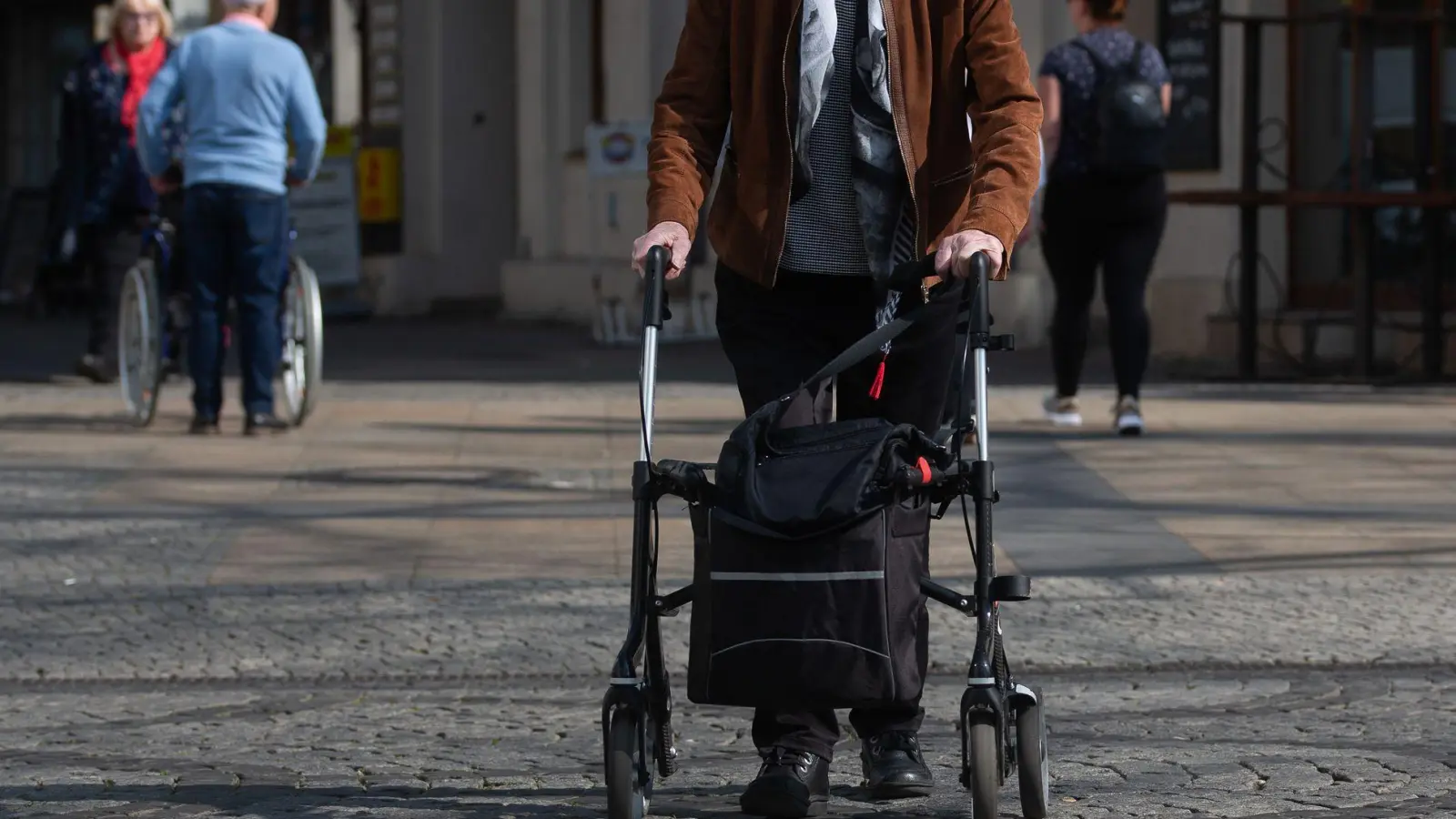 Viele pflegebedürftige Menschen werden von ihren Angehörigen versorgt. (Symbolbild) (Foto: Fernando Gutierrez-Juarez/dpa)