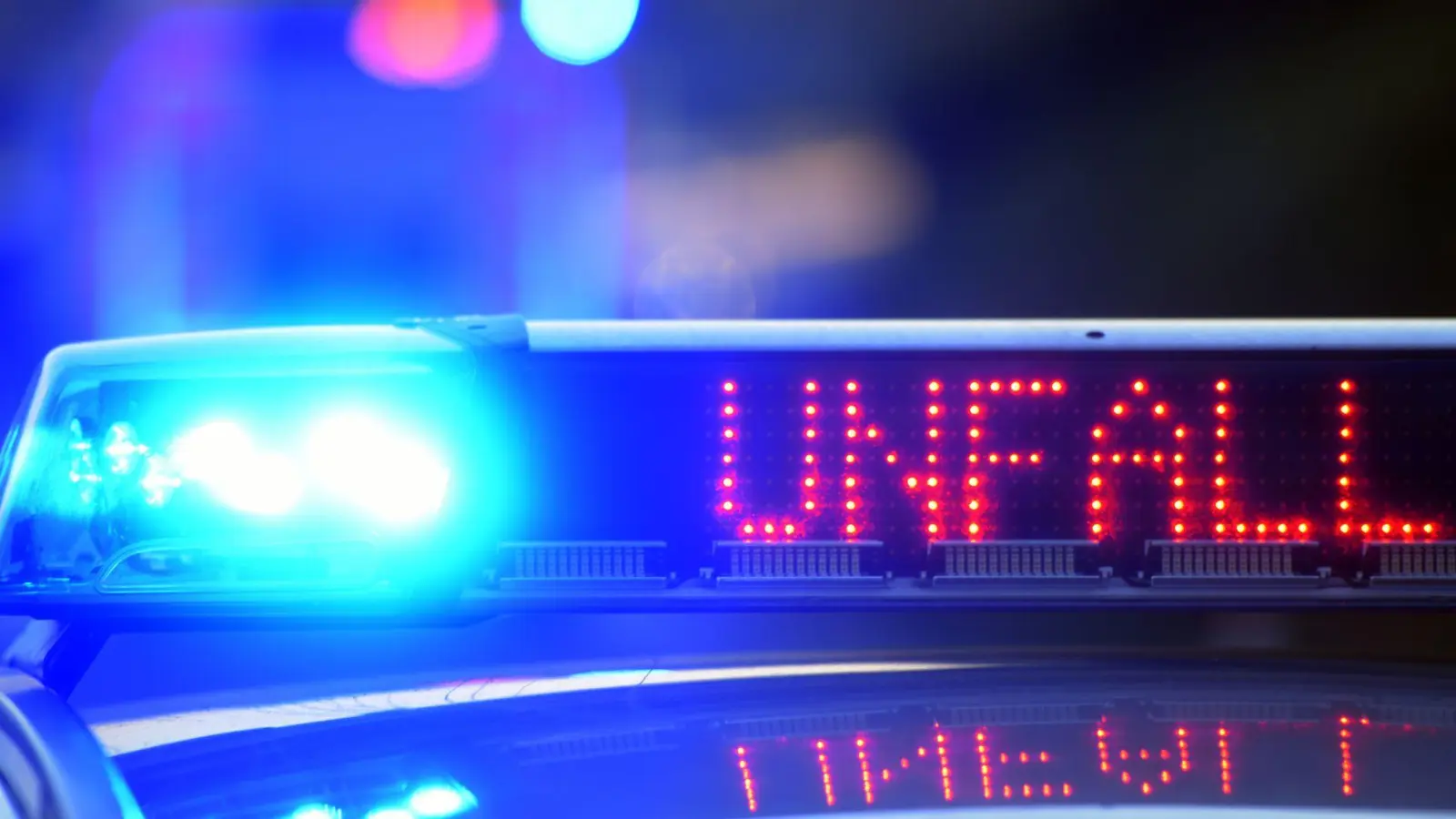 Laut Polizei starb die 23-Jährige nach dem Zusammenstoß noch am Unfallort. (Symbolbild) (Foto: Stefan Puchner/dpa)