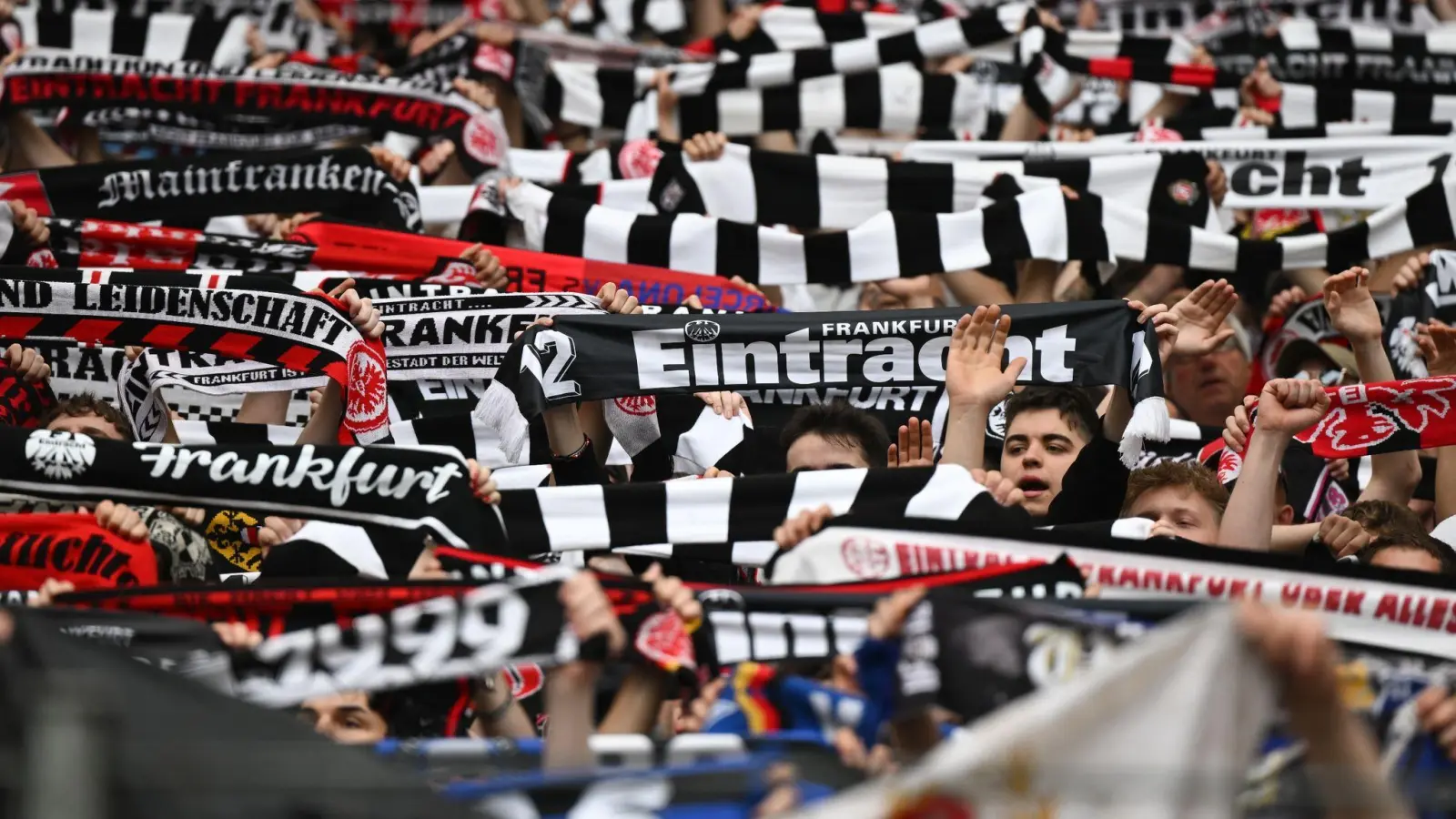 Bei der Eintracht sind für das Europa-League-Finale schon über 100.000 Ticketanfragen eingegangen. (Foto: Arne Dedert/dpa)