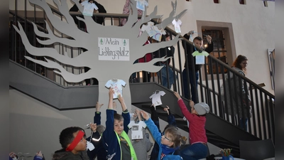 Im Fränkischen Museum in Feuchtwangen haben jetzt Mädchen und Jungen des Lebenshilfe-Familienzentrums selbstgemalte Bilder ihrer Lieblingsorte an einen „Wunschbaum“ gehängt. (Foto: Erich Herrmann)