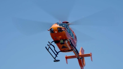 Ein Rettungshubschrauber bringt die Schwerverletzte ins Krankenhaus. (Symbolbild) (Foto: Carsten Rehder/dpa)
