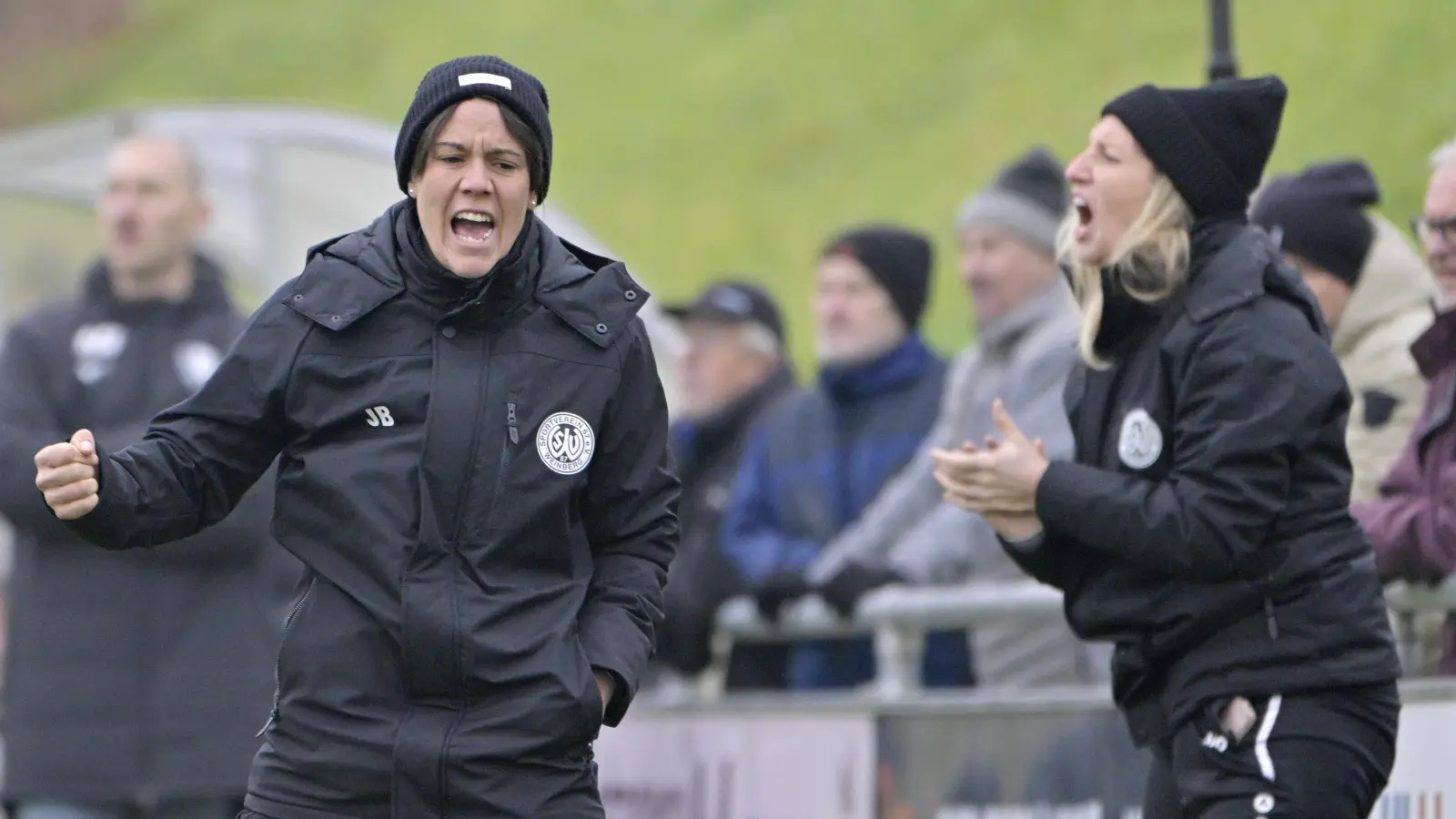 „Fehlende Breite im Kader:“ Die Trainerinnen Julia Brückner (links) und Meiko Wischgoll wünschen sich mehr Alternativen und mehr Kaltschnäuzigkeit beim Torabschluss. (Foto: Martin Rügner)