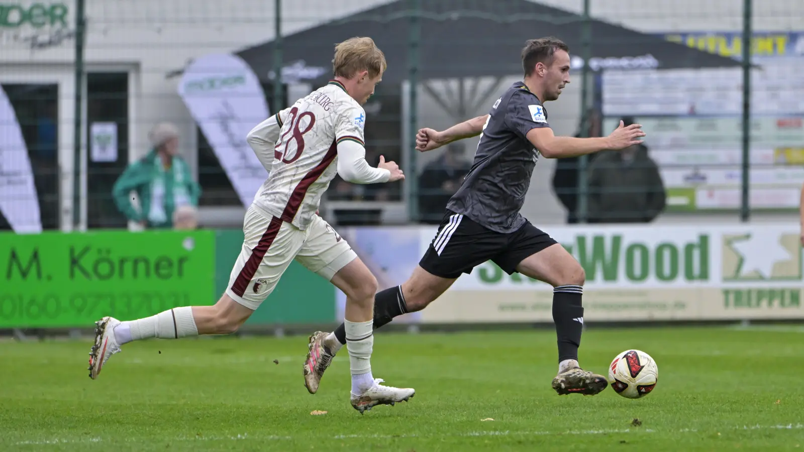 Im Vorwärtsgang: Der Ansbacher Lukas Schmidt (am Ball) mit dem Augsburger Tim Breithaupt. (Foto: Martin Rügner)