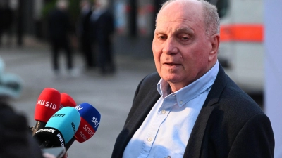 Uli Hoeneß spricht über Nick Woltemade, „der prima zu uns passen würde“. (Foto: Felix Hörhager/dpa)
