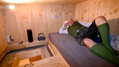 Wiesn-Wirt Christian Schottenhamel bezieht in jedem Jahr aufs Neue sein Festzeltbett in seiner Schlafkiste. (Foto: Felix Hörhager/dpa)