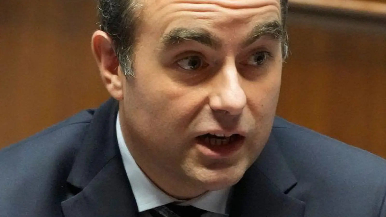 Premier Lecornu muss sich einem Misstrauensvotum in der Nationalversammlung stellen. (Foto: Michel Euler/AP/dpa)