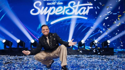 Endlich geschafft: Menowin Fröhlich holt sich nach 16 Jahren die „DSDS“-Krone. (Foto: Rolf Vennenbernd/dpa)