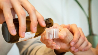 Was muss wann genommen werden? Und wird es auch genommen? Sichere Medikation ist eine Herausforderung für Pflegebedürftige - und für pflegende Angehörige. (Foto: Christin Klose/dpa-tmn)