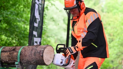 Der Absatz von Stihl-Akkugeräten war zuletzt gewachsen. Vorstands-Chef Traub sägt bei der Bilanz-Pressekonferenz mit einer neuen Stihl-Akkusäge einen Baumstamm. (Foto: Bernd Weißbrod/dpa)