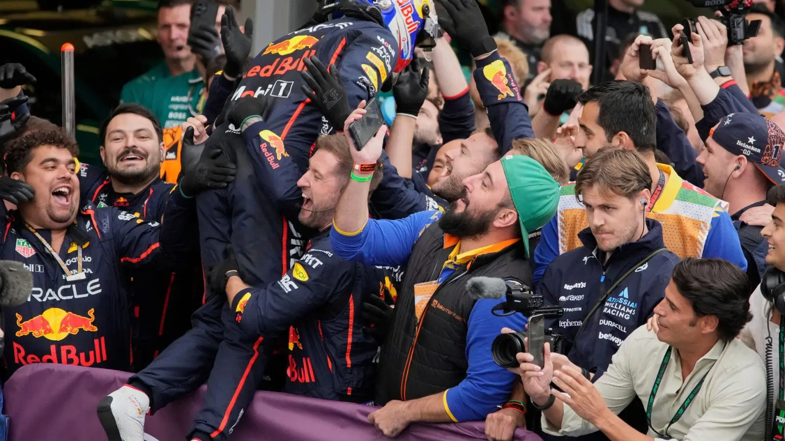 Max Verstappen feiert seinen nächsten Sieg. (Foto: Darko Bandic/AP/dpa)