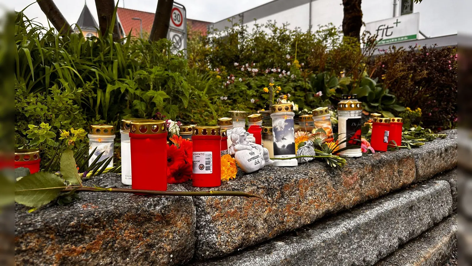 Nach dem Tod des Obdachlosen zeigten viele Einwohner Immenstadts ihre Trauer mit Kerzen und Blumen. (Archivbild) (Foto: Lisa Hild/dpa)