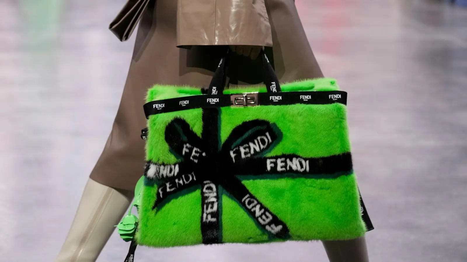 Fendi setzt seine Frühjahr-Sommer-Kollektion 2023 mit einem Knallgrün in Szene. (Foto: Antonio Calanni/AP/dpa)