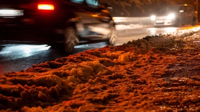 In Bayern bleibt es weiter glatt durch Eis und Schnee. (Foto: Daniel Vogl/dpa)
