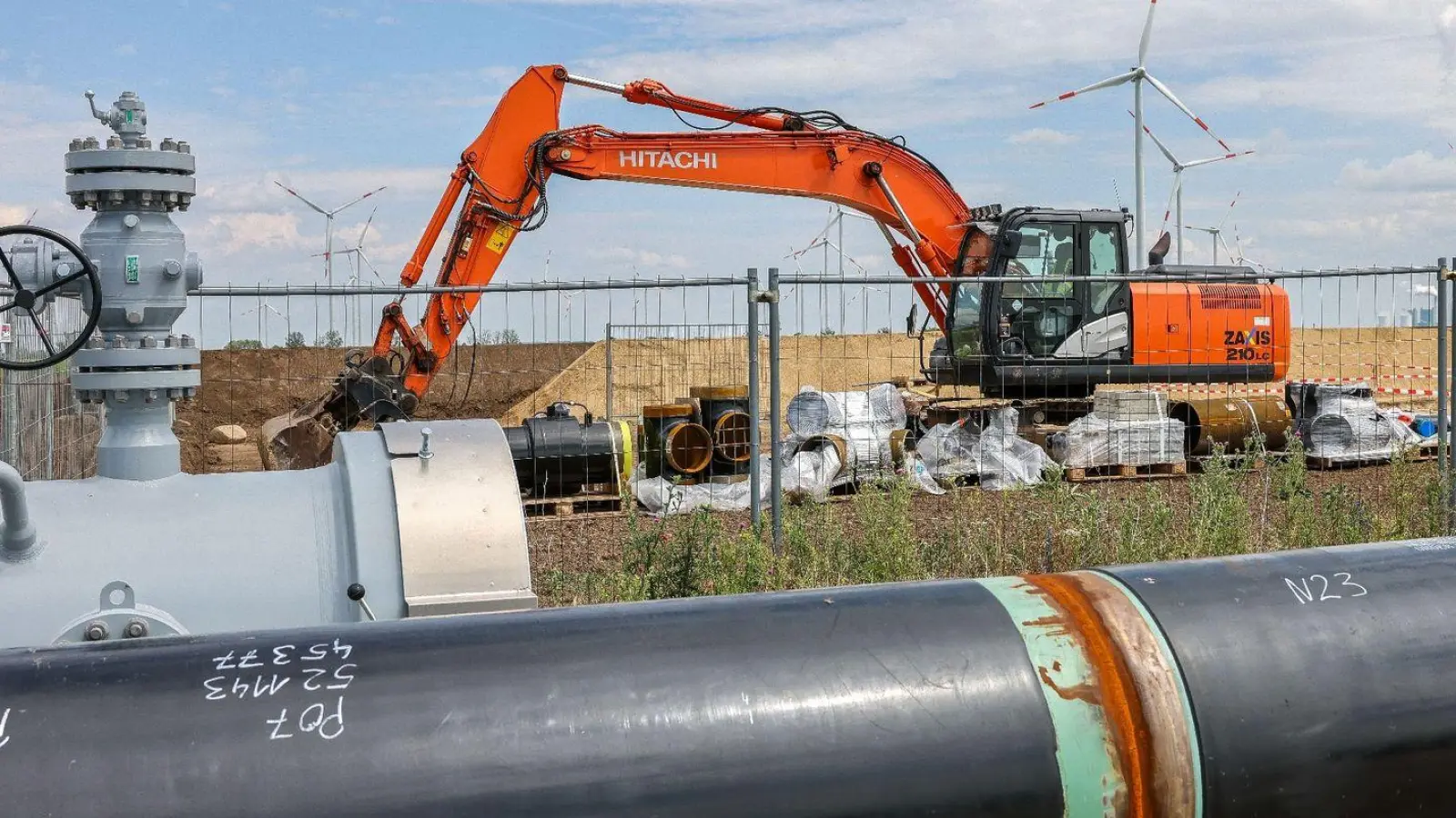 Rohre einer künftigen Wasserstoffleitung: Wasserstoff soll eine Schlüsselrolle beim klimafreundlichen Umbau der Wirtschaft spielen. (Foto: Jan Woitas/dpa)