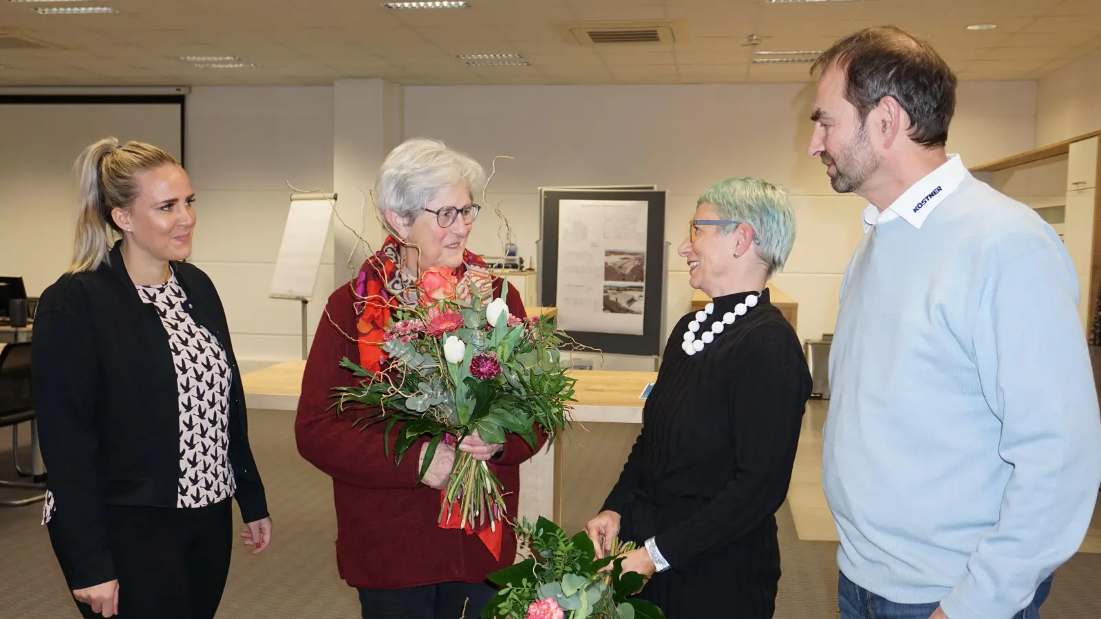 Für die erste Jahres-Preisträgerin Lilo Sauer (Zweite von links) und Jennifer Helmer (links), die sie vorgeschlagen hatte, gab es Blumensträuße von FLZ-Chefredakteurin Gudrun Bayer. Rechts Dr. Norbert Teltschik von der Richard Köstner AG. (Foto: Andrea Walke)