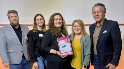 Freuen sich über das Radiosiegel (von links): Gesamtleiter Christoph Hähnlein, Volontärin Lisa Immendörfer, Redakteurin Chiara Bischoff, Marie-Luise Orendi (BLM) und Programmleiter Klaus Seeger. (Foto: Julia Wassilkow)