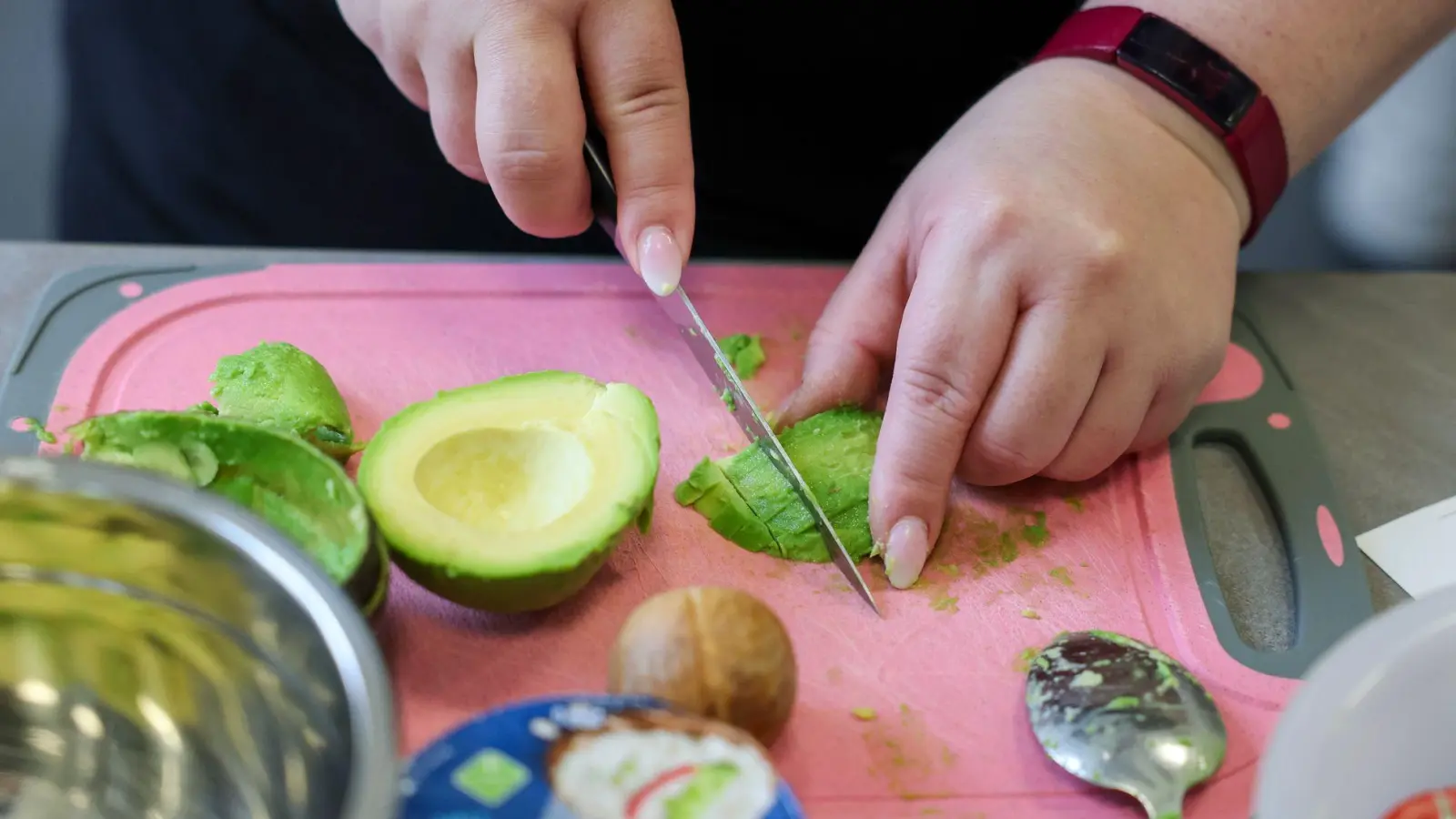 Eine ausgewogene, kalorienreduzierte Ernährung und viel Bewegung helfen dabei, auch mit einer Schilddrüsenunterfunktion erfolgreich abzunehmen.  (Foto: Jan Woitas/dpa/dpa-tmn)