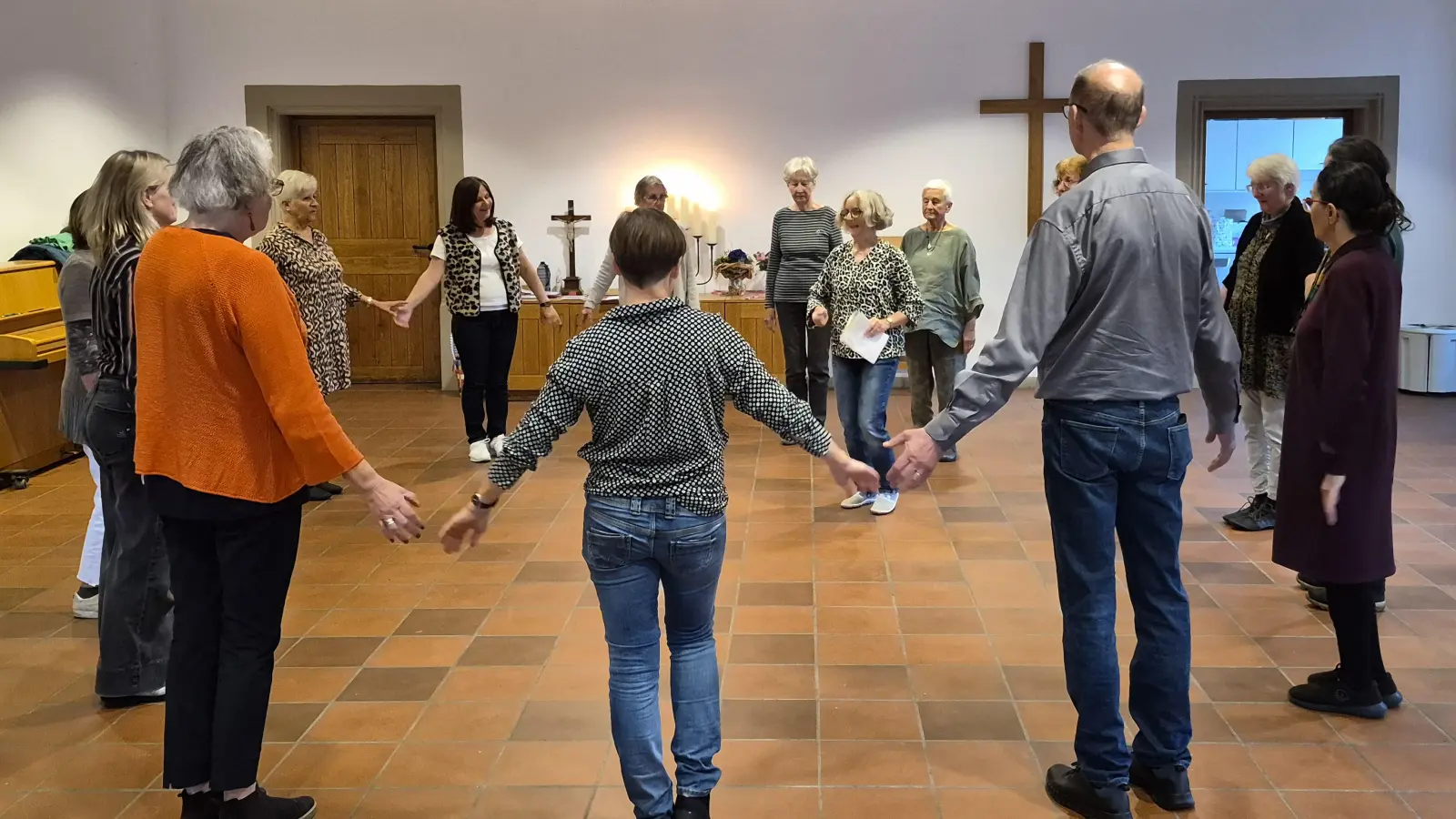 Die Gruppe findet schnell den Dreh. Im Inneren des Kreises leitet Steffi Mönikheim die Teilnehmenden an. (Foto: Margit Schwandt)