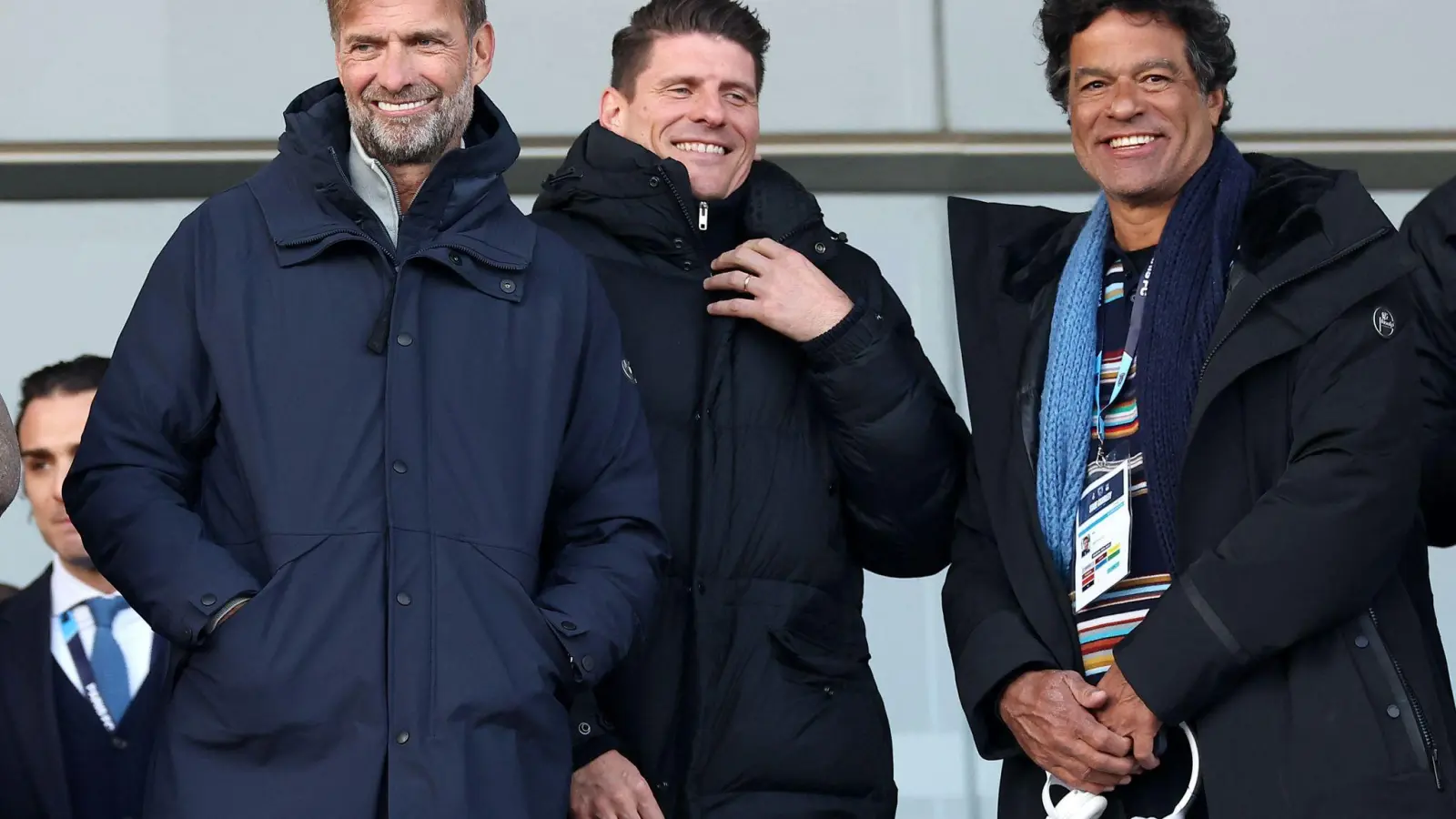 Jürgen Klopp (l.) neben Mario Gomez (M) und dem früheren Brasilien-Star Rai. (Foto: Franck Fife/AFP/dpa)