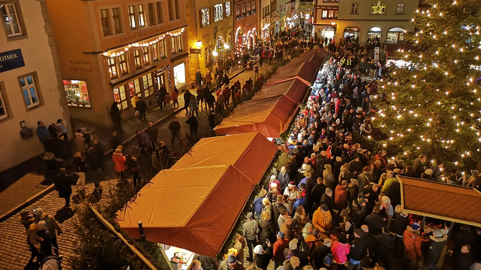 Damit auf Weihnachtsmärkten wie dem in Rothenburg alles funktioniert, sind Regeln einzuhalten. Darüber wachen Marktleiter und Ordnungsamt. Sie vergeben auch die Standplätze. (Archivfoto: Jürgen Binder)