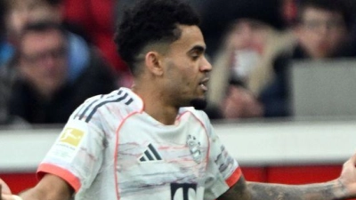 Luis Diaz sah die Gelb-Rote Karte. (Foto: Federico Gambarini/dpa)