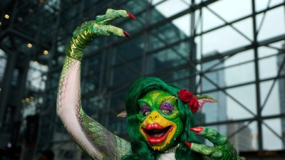 Ein als Gremlin verkleideter Besucher posiert während der New York Comic Con im Jacob K. Javits Convention Center. (Foto: Charles Sykes/Invision/AP/dpa)