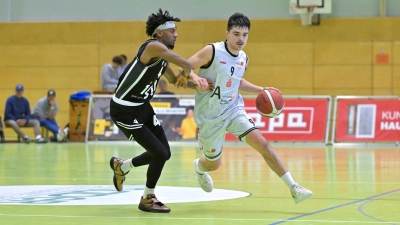 Ansbachs Raul Dumnici (rechts) und der Weimarer Dmonte Brown prägten das Duell der beiden Staffelsieger in der Offensive. (Foto: Martin Rügner)