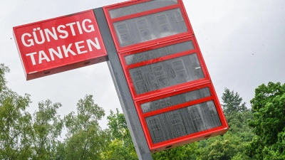 Der Tankrabatt kam zu großen Teilen bei den Verbrauchern an, sagt die Monopolkommission. (Archivbild) (Foto: Jason Tschepljakow/dpa)
