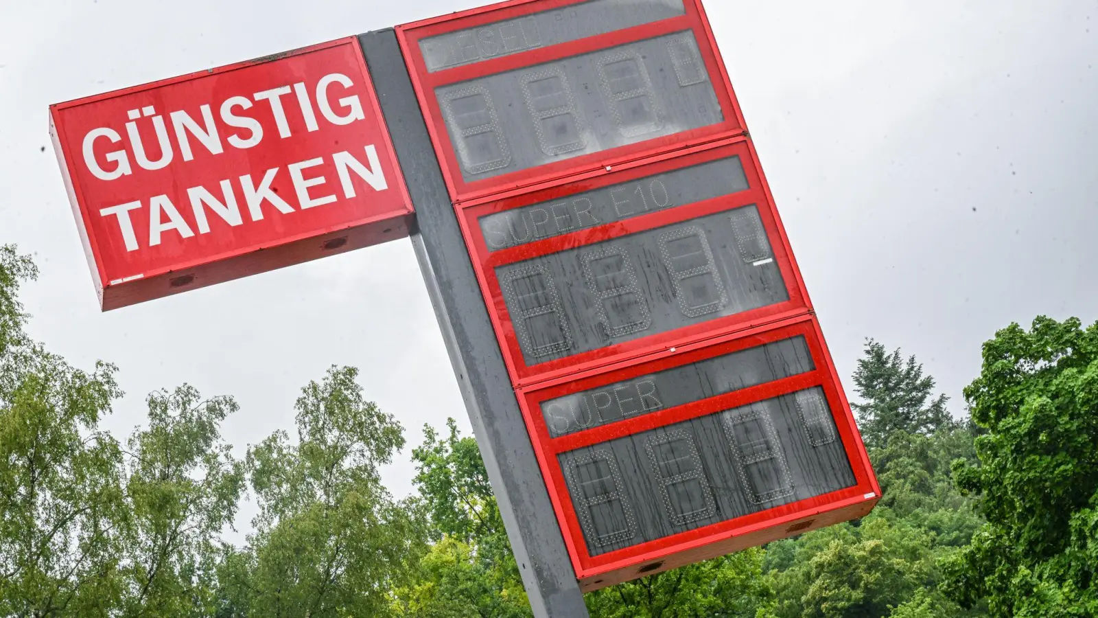 Der Tankrabatt kam zu großen Teilen bei den Verbrauchern an, sagt die Monopolkommission. (Archivbild) (Foto: Jason Tschepljakow/dpa)
