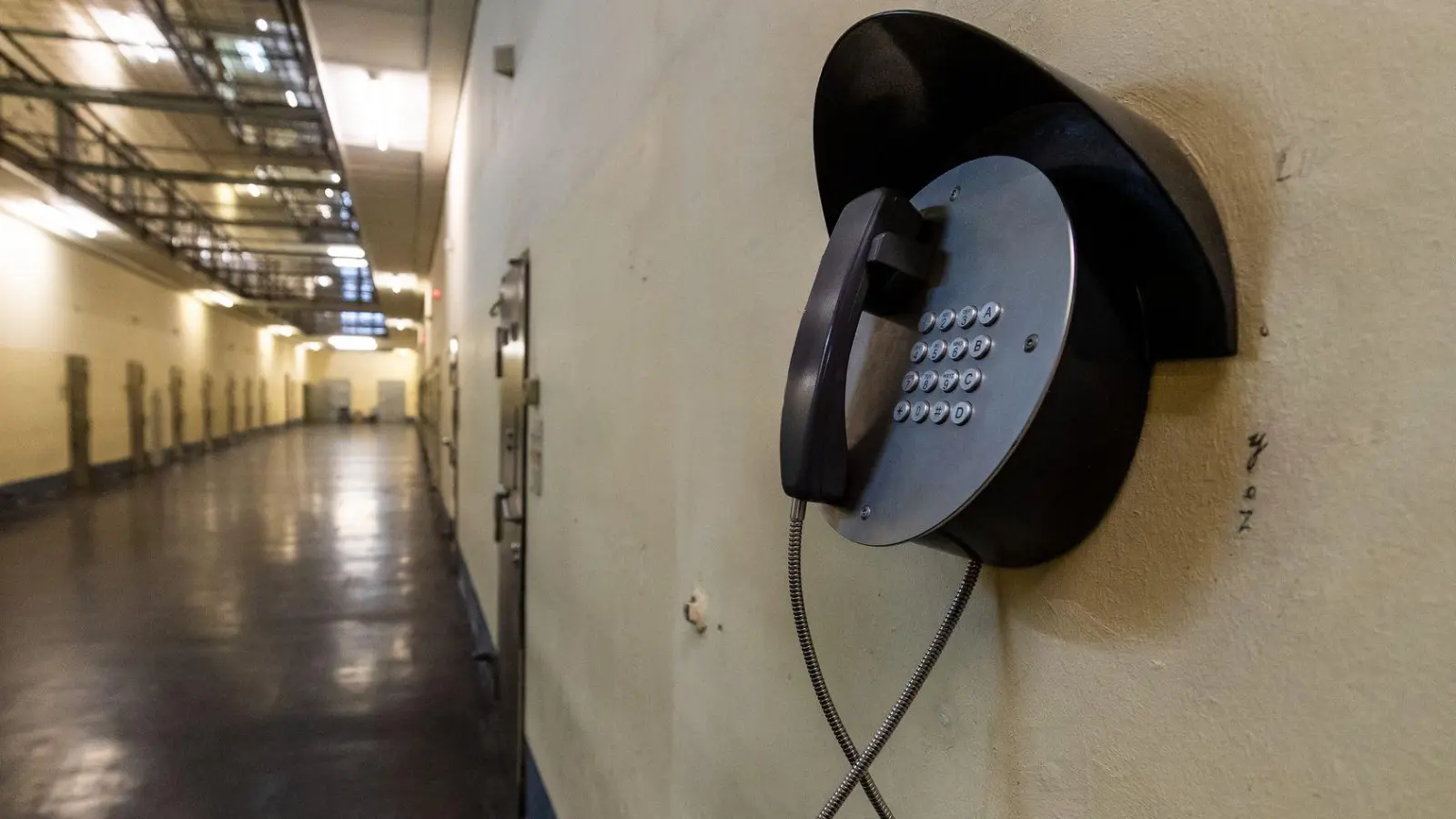 Verteidiger anrufen trotz aufgebrauchtem Telefonkontingent? Laut Bayerischem Obersten Landesgericht darf die JVA nicht einfach Nein sagen. (Foto: Christoph Schmidt/dpa/dpa-tmn)