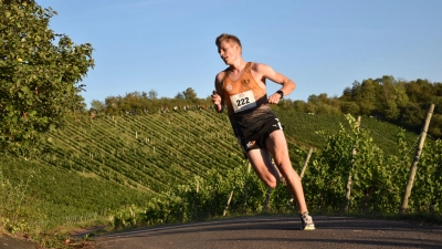 Idylle pur für Brian Weisheit, der seinen sechsten Sieg beim Weinberglauf feiern durfte. (Foto: Jörg Behrendt)