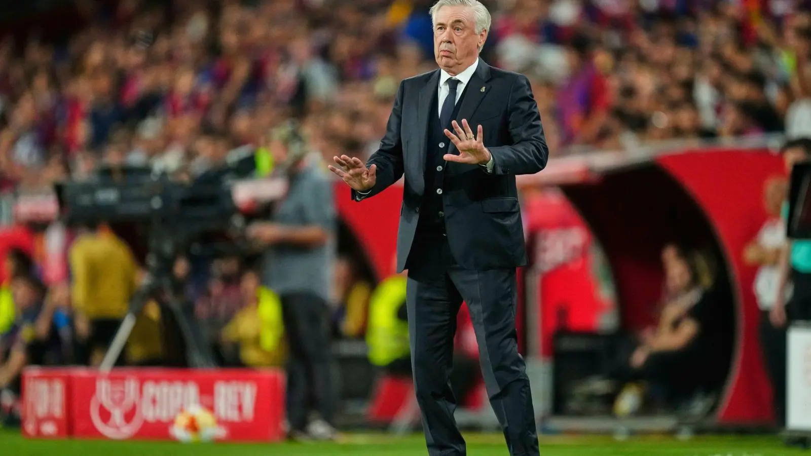 Die Zukunft von Real-Trainer Carlo Ancelotti ist weiter offen. (Foto: Jose Breton/AP/dpa)