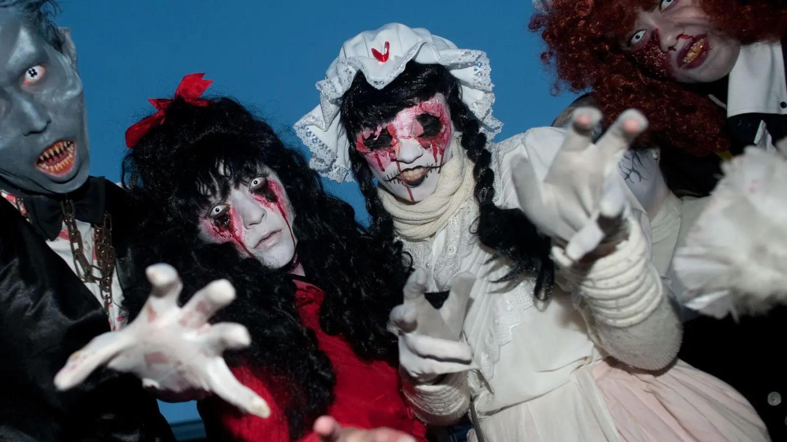 Gruselige Fahrgemeinschaft: Unkenntlich maskiert oder in behindernden Kostümen steigen Halloween-Fans besser nicht hinters Lenkrad. (Foto: Klaus-Dietmar Gabbert/dpa-tmn)