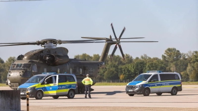 Einer der Beschuldigten wurde mit einem Bundeswehr-Hubschrauber nach Karlsruhe gebracht. (Foto: Philipp von Ditfurth/dpa)