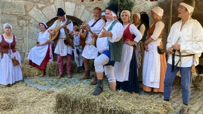 Zum Jubiläum wird viel getanzt, musiziert und gesungen. Die traditionellen Reichsstadttage im September – dieses Foto entstand bei der Veranstaltung im Vorjahr – zählen zu den Höhepunkten im Festjahr. (Archivfoto: Clarissa Kleinschrot)