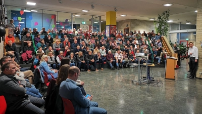 Die Ränge in der Aula der Grundschule waren voll besetzt, als Landrat Dr. Jürgen Ludwig (rechts) die Zukunftsszenarien für das Rothenburger Krankenhaus erläuterte. Nach seinem Vortrag gab es zahlreiche emotionale Wortmeldungen. (Foto: Jürgen Binder)