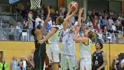 In Vilsbiburg hatte hapa Ansbach (in Weiß, hier gegen den TTV Neustadt) große Probleme bei den Rebounds. (Foto: Martin Rügner)