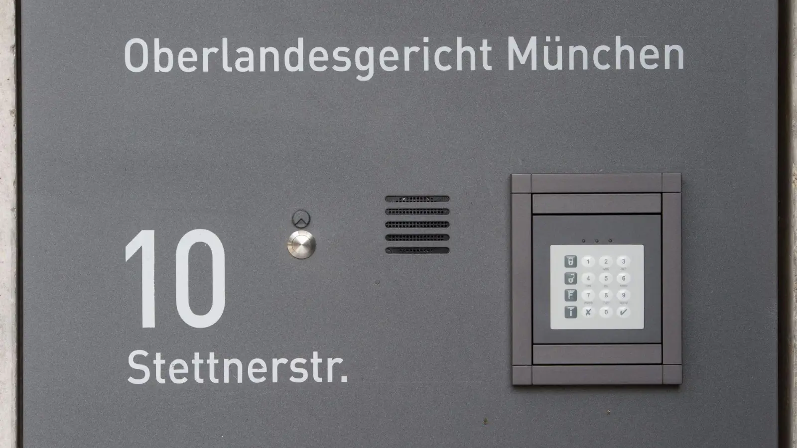 Den Angeklagten werden Kriegsverbrechen zur Last gelegt. (Archivbild) (Foto: Tobias Hase/dpa)