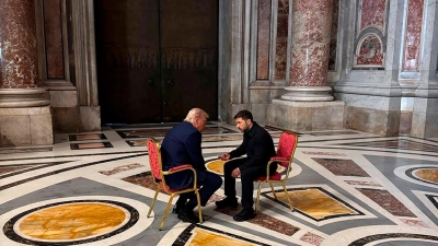 Trump und Selenskyj redeten zuletzt etwa am Rande der Trauerfeier für den verstorbenen Papst Franziskus im Vatikan. (Archivbild) (Foto: Uncredited/Ukrainian Presidential Press Service/AP/dpa)