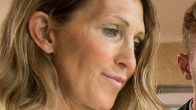 Ein einfacher Test, zeigt undichte Stellen - wenn die Flamme etwa flackert, obwohl das Fenster geschlossen ist. (Foto: Christin Klose/dpa-tmn)