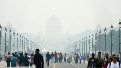 Menschen auf einer in Smog gehüllten Straße in Neu Delhi. (Archivbild) (Foto: Manish Swarup/AP/dpa)