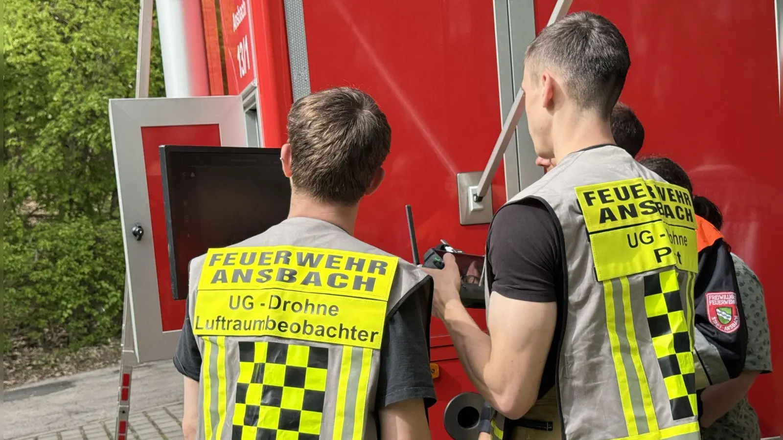 Die Drohnen-Experten der Ansbacher Wehr verschafften sich einen Überblick aus der Luft.. (Foto: Evi Lemberger)