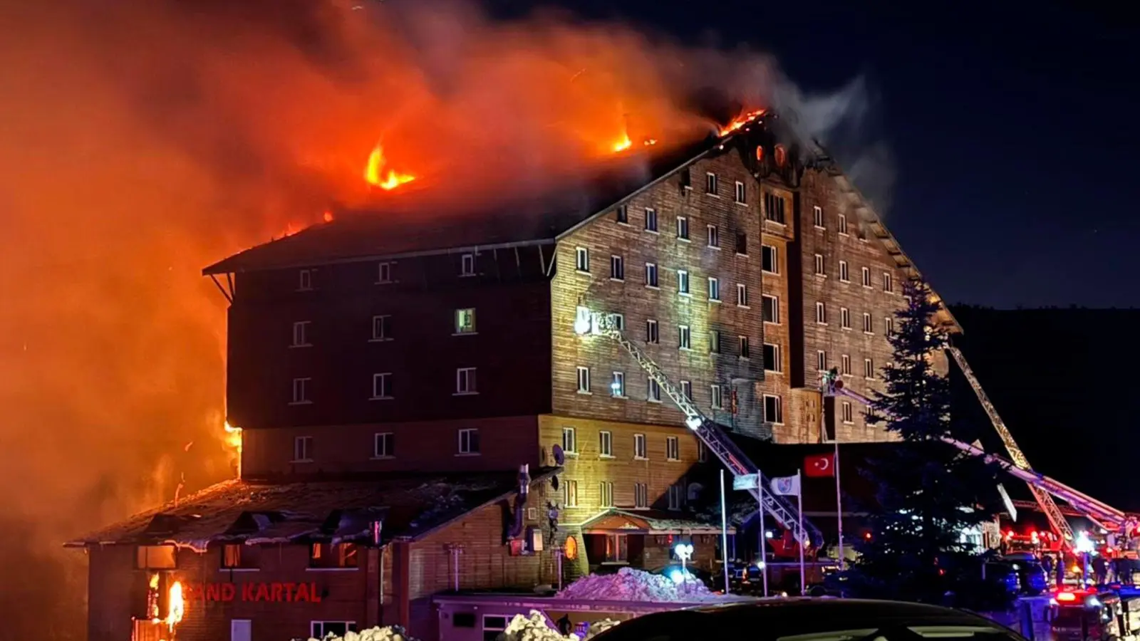 Der Brand in dem Hotel brach in der Nacht aus. (Foto: IHA/AP/dpa)